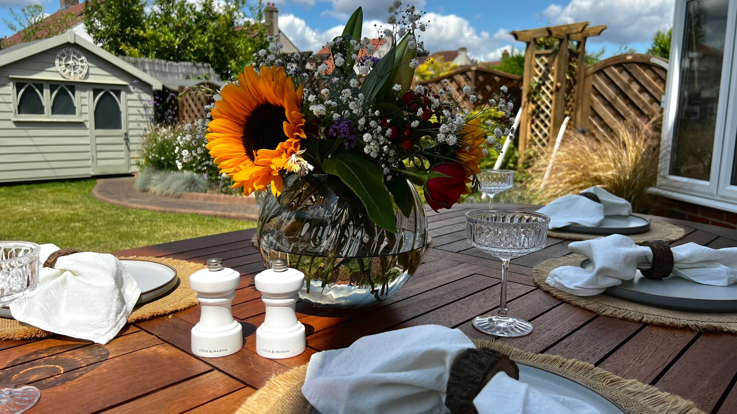 How to create the perfect summer flower arrangement for the dinner table
